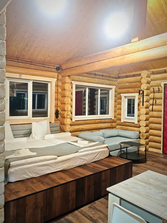 Гостевой дом в лесу с баней на дровах, чаном, бассейном, джакузи