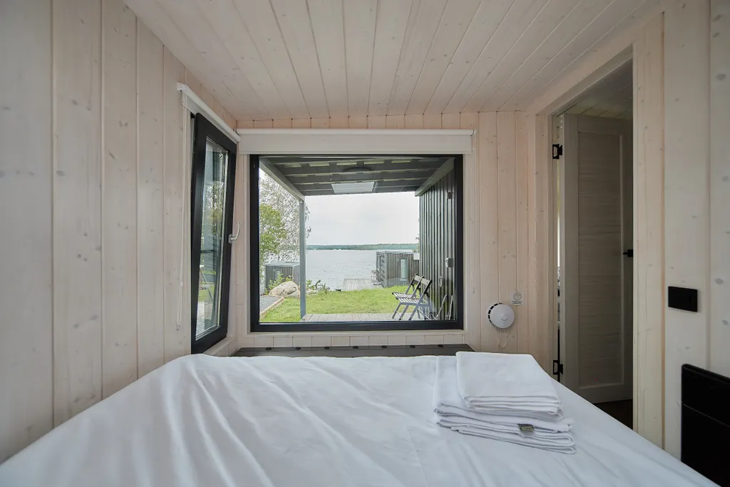 Семейный дом с мансардным окном и видом на озеро