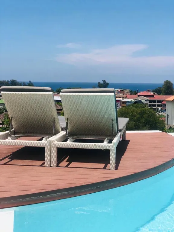 Уютная квартира у пляжа Карон с видовым бассейном на крыше