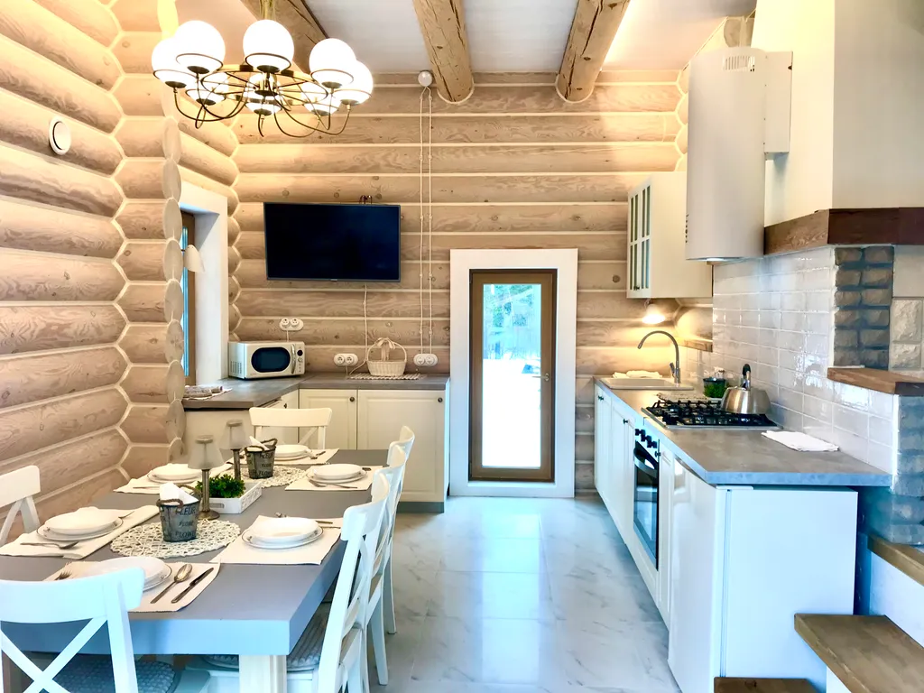 Дом на скале с видом на озеро