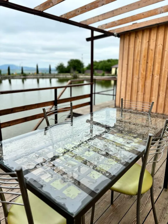 Апартаменты на берегу озера с видом на гору Бештау