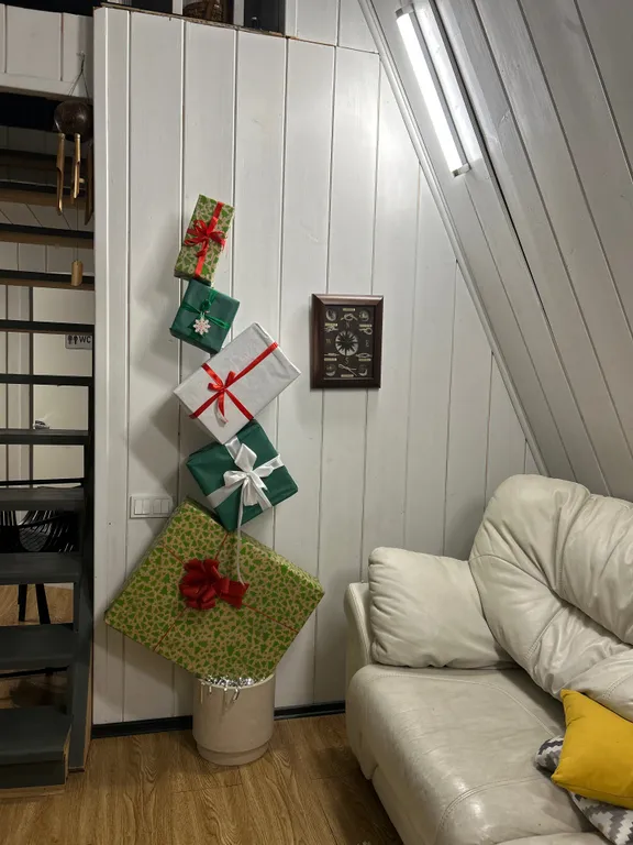 Большой дом в стиле А-фрейм на берегу реки Люторка