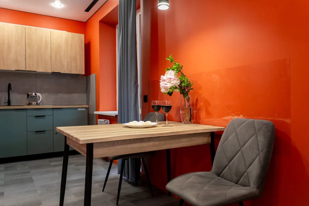 Стильная студия с кондиционером, качелями и кофеваркой