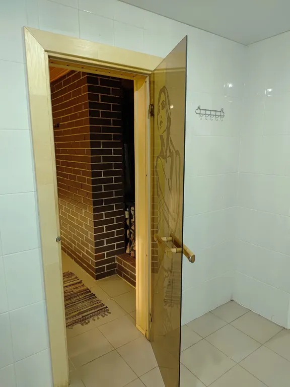 Дом с баней и пирсом на берегу пруда