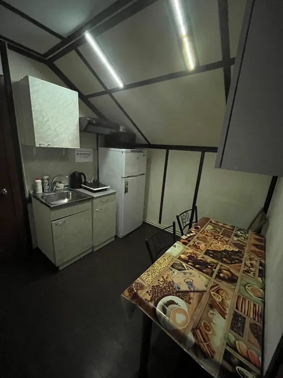 Комната с тремя кроватями и софой