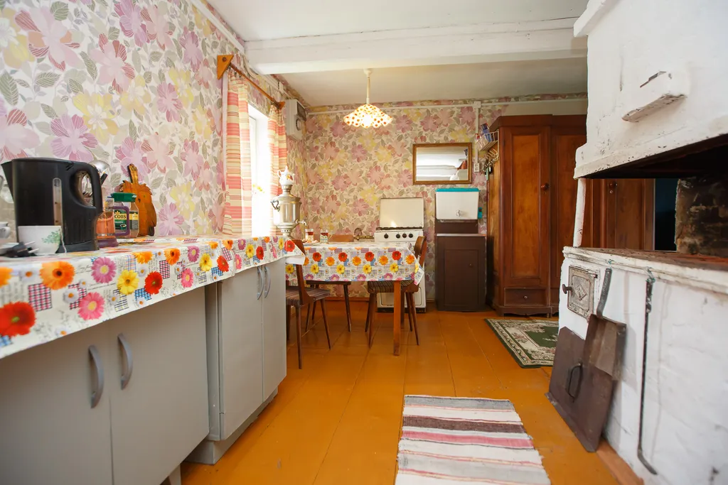 Карельский дом на берегу  озера.