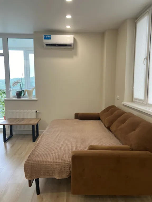 Студия с видом на лес и море