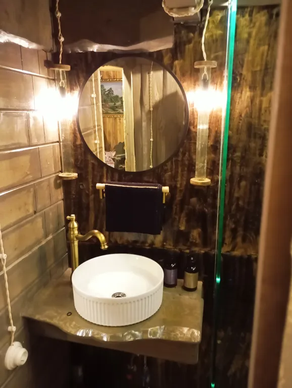 Изба с уютом детства, деревенский дом с баней и русским бытом