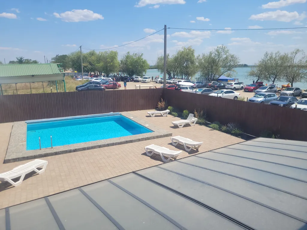 Дом на пляже озера