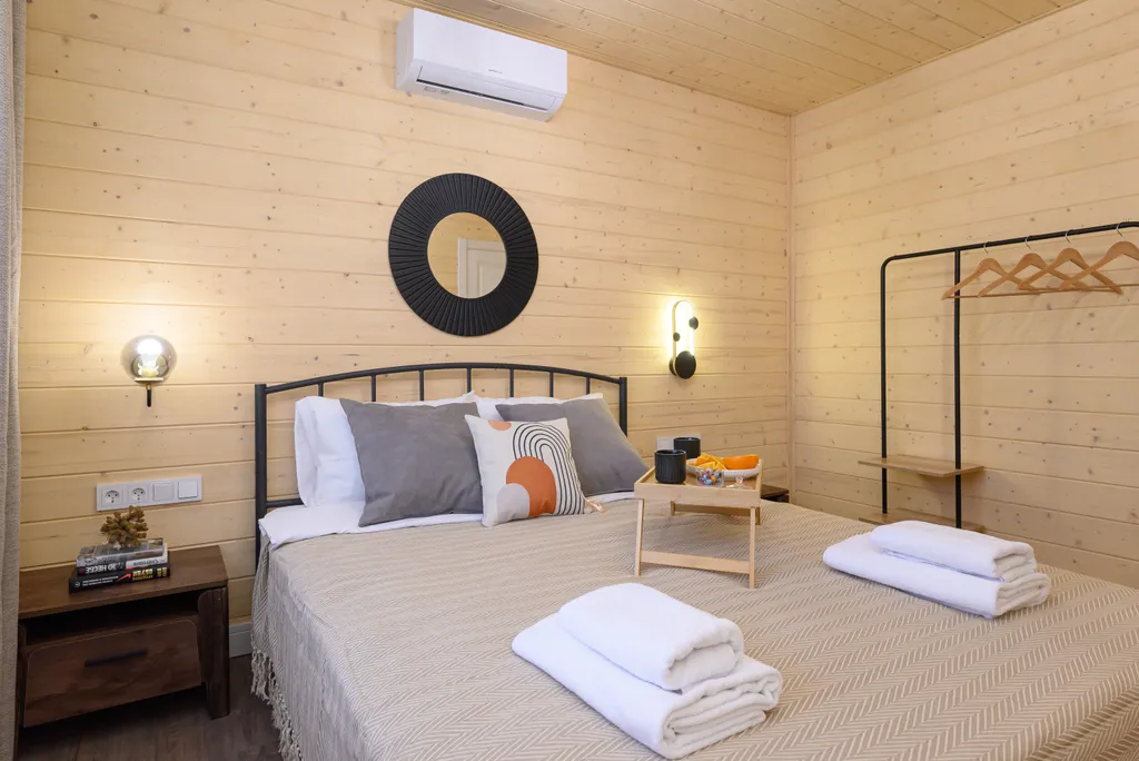 Дом с камином, баней и чаном в лесу у озера