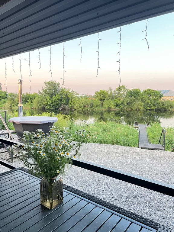 Теплый домик на берегу озера с баней и чаном