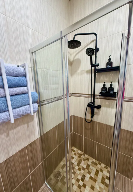 Дом на берегу реки с баней