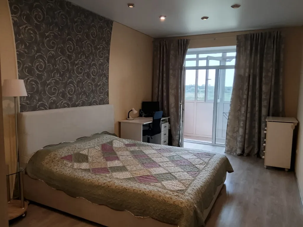 Просторная комната в квартире недалеко от моря