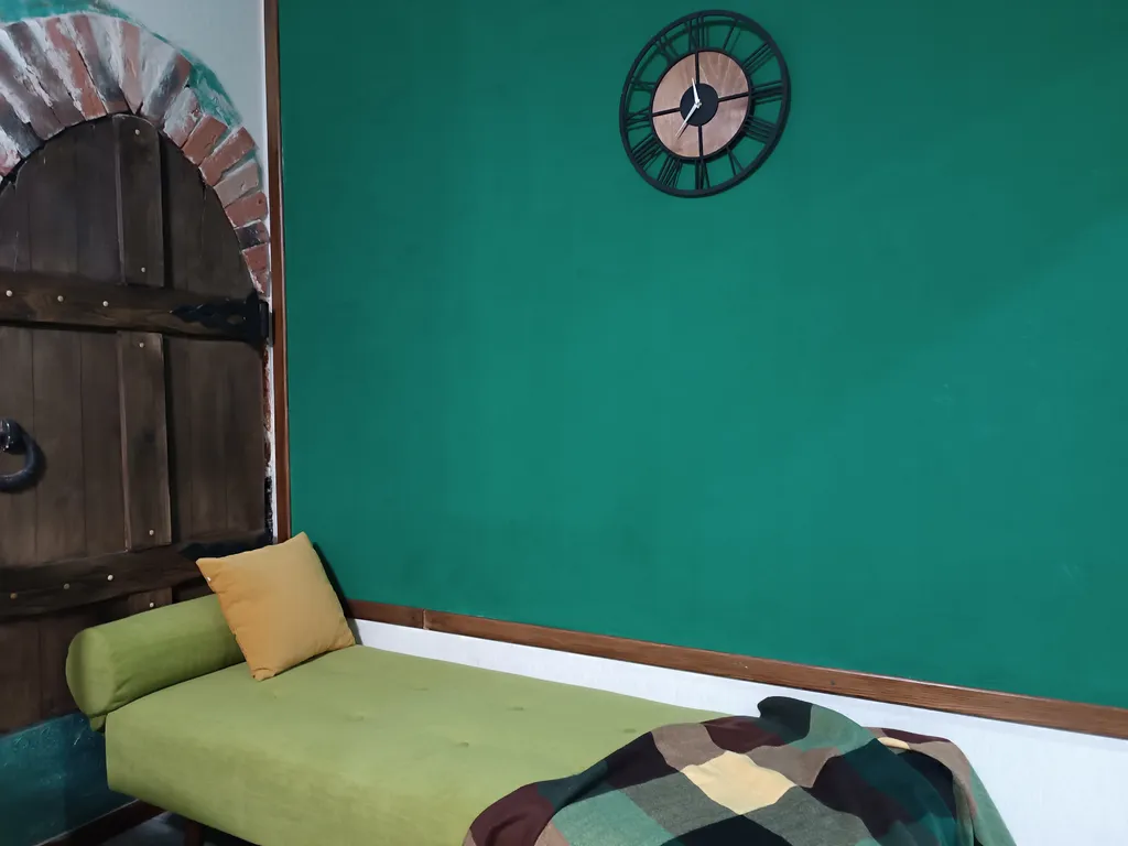 Великолепная студия с интересным дизайном в стиле французского кафе