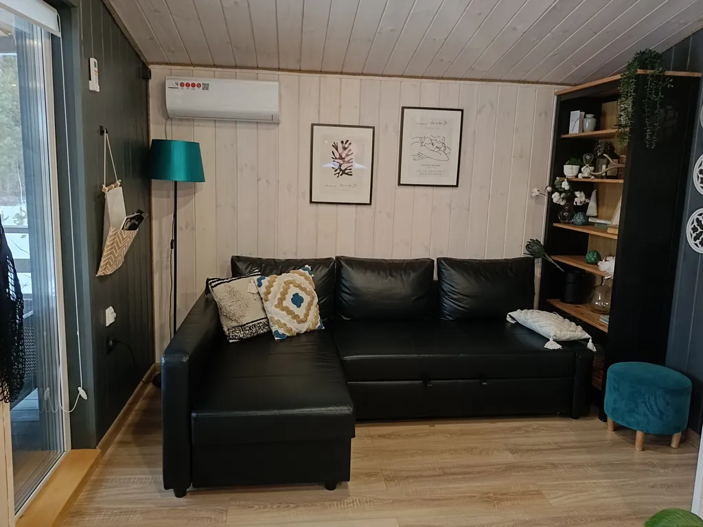 Темный домик на опушке леса