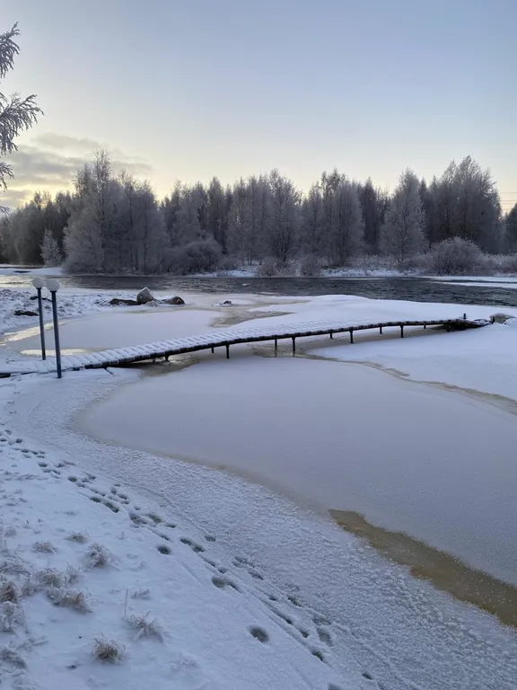 Дом на берегу реки