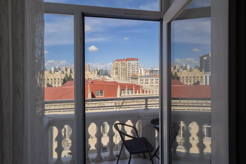 Апартаменты с видом на торговую улицу