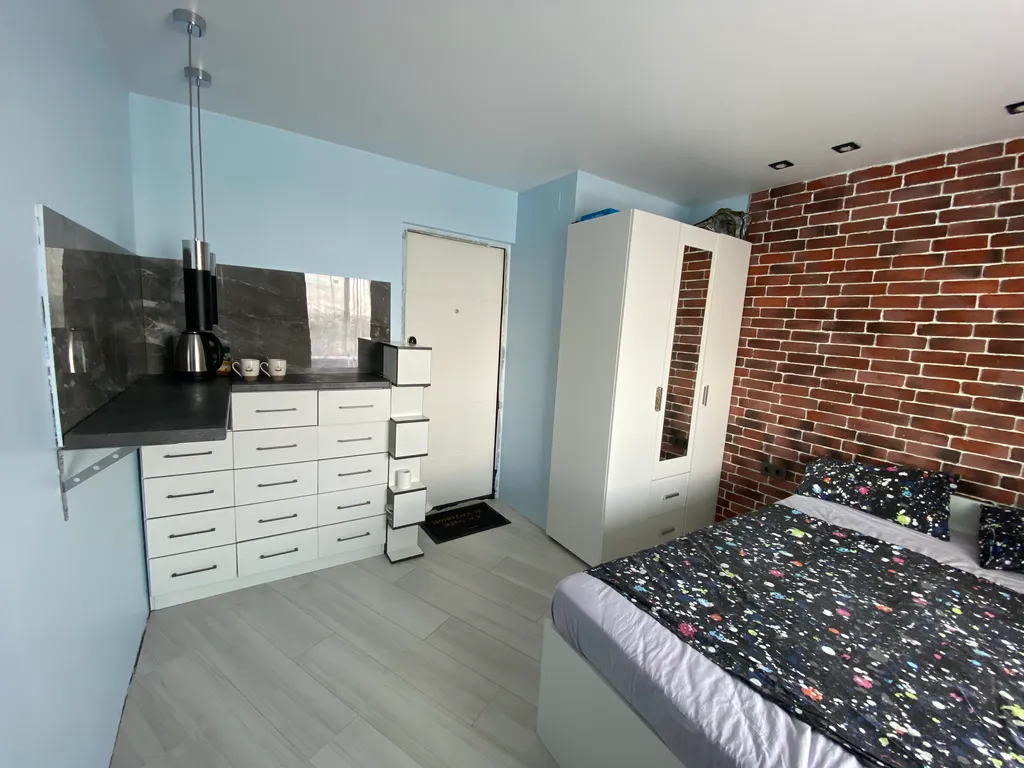 Уютная приятная комната с видом на город