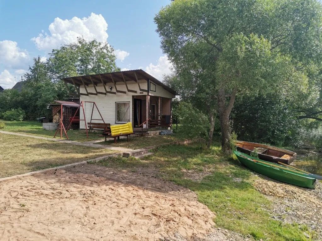 Коттедж Двухэтажный апартамент в доме на берегу озера — Луга