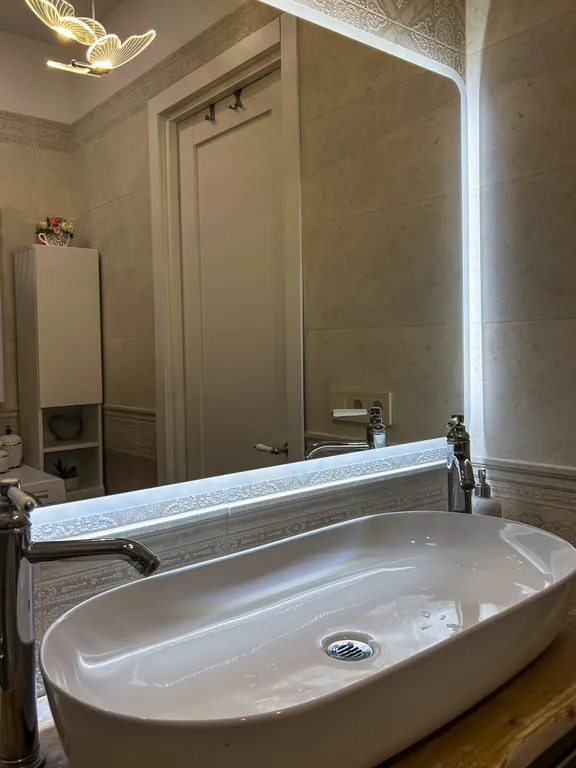 Двухэтажная квартира рядом с зимним лесом