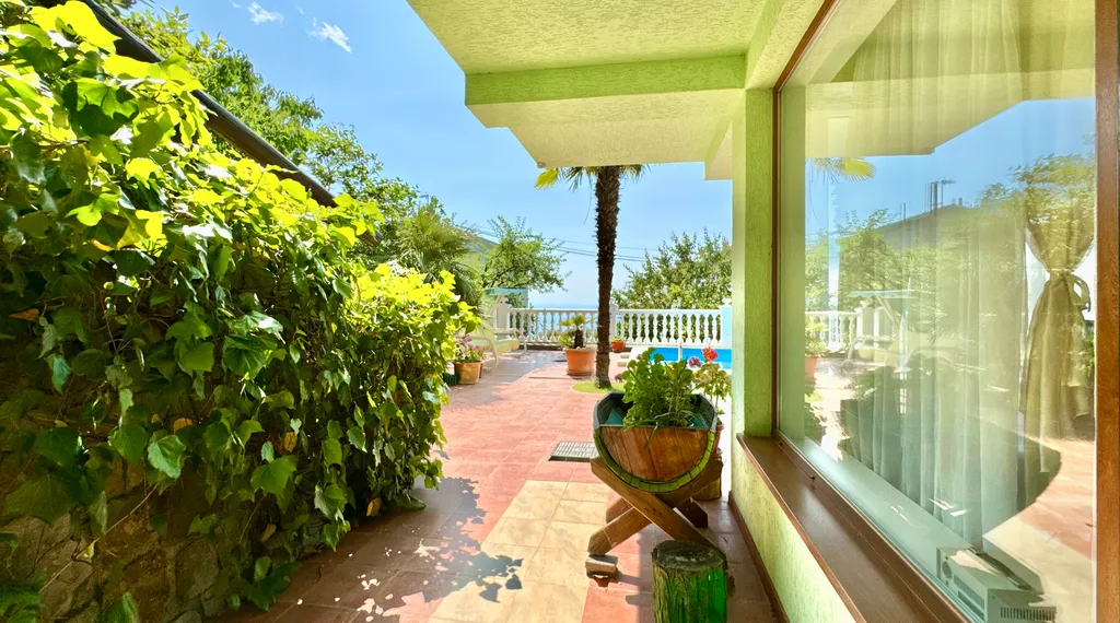 Дом с бассейном в Аутке