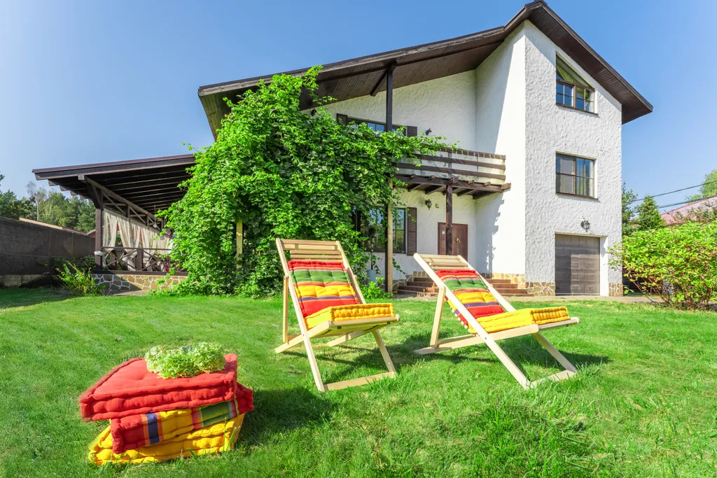 Белый коттедж с баней и бассейном рядом с озером