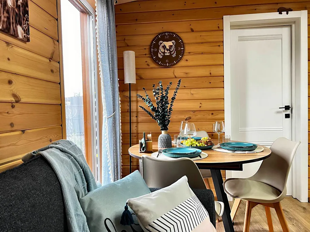 Уютный домик Karhumökki в окружении соснового леса и озер, у Игоры