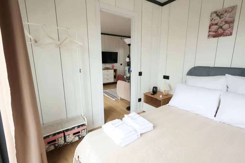 Коттедж Уютный глэмпинг для компании (6 отдельных домиков + территория) — Конаково