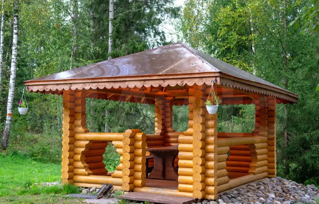 Домик на берегу реки