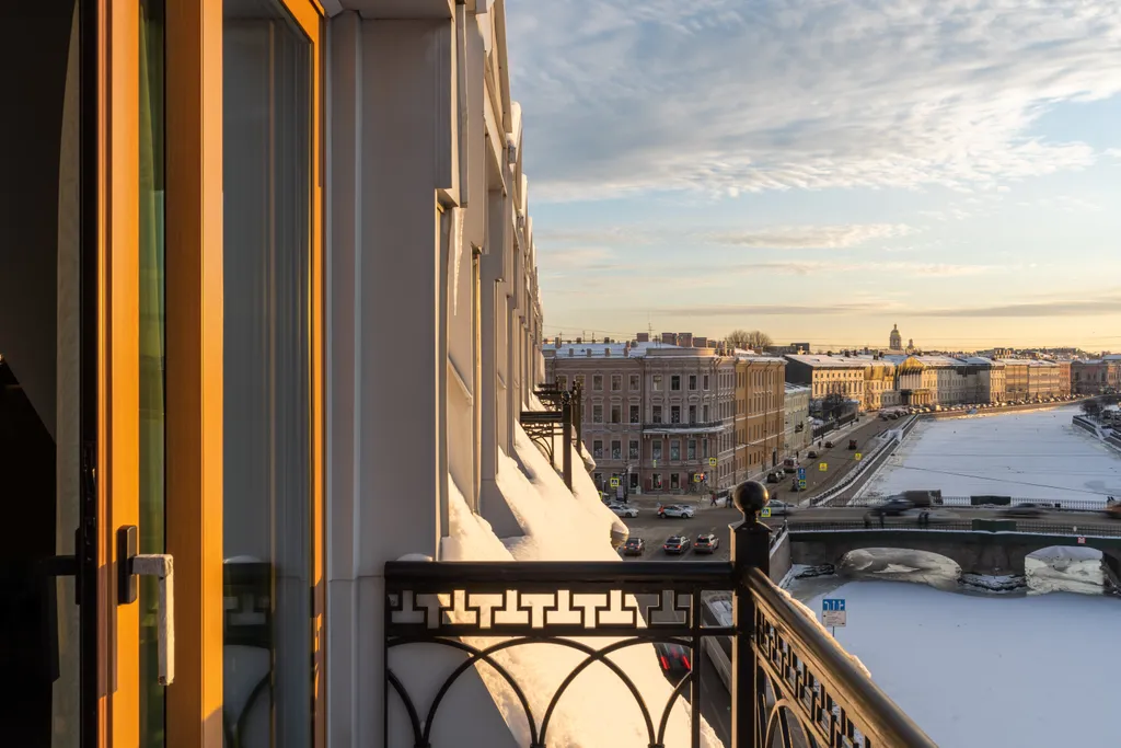 Потрясающая Mанcаpдa c тpемя бaлконaми и видом нa Фoнтанку