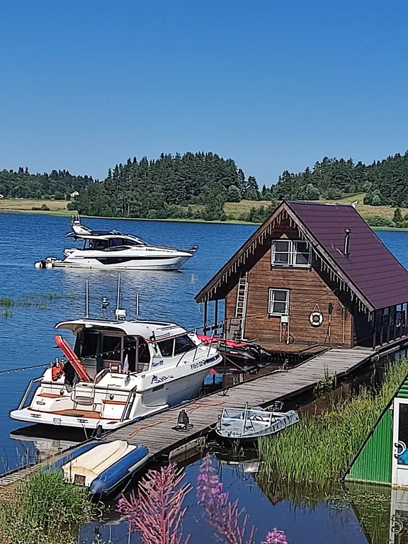Сказочный плавучий домик в Ладожской шхере на воде
