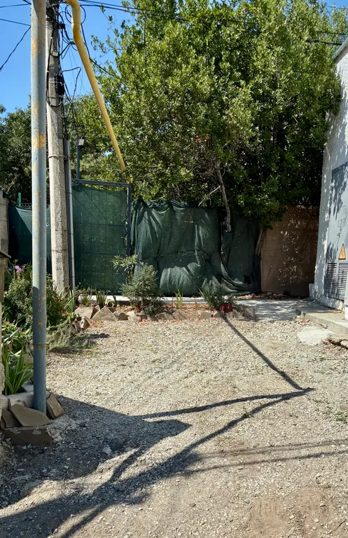 Уютная комната в частном доме со своим двором