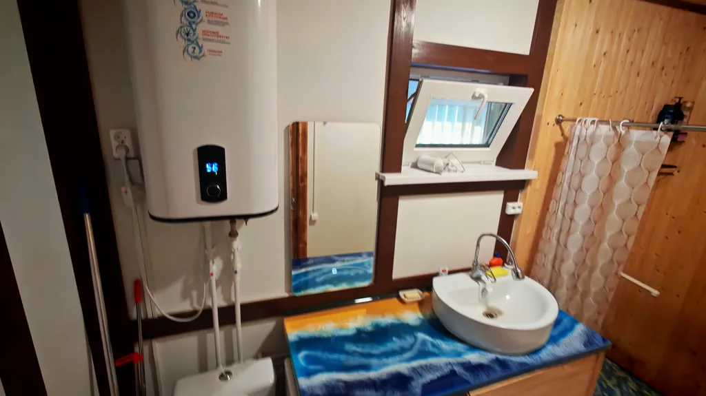 Дома и бани на берегу озера