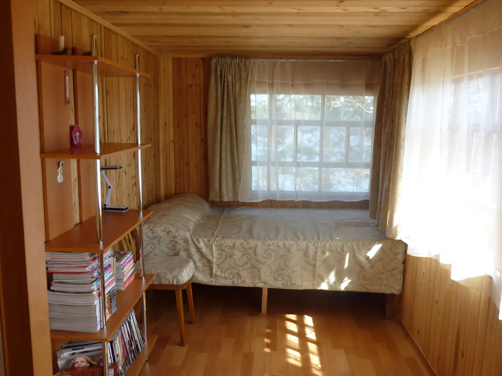 Дом на берегу с баней и лодкой