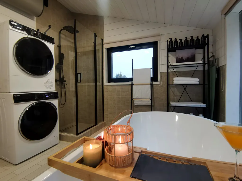 Панорамный дом в окружении леса на берегу водохранилища