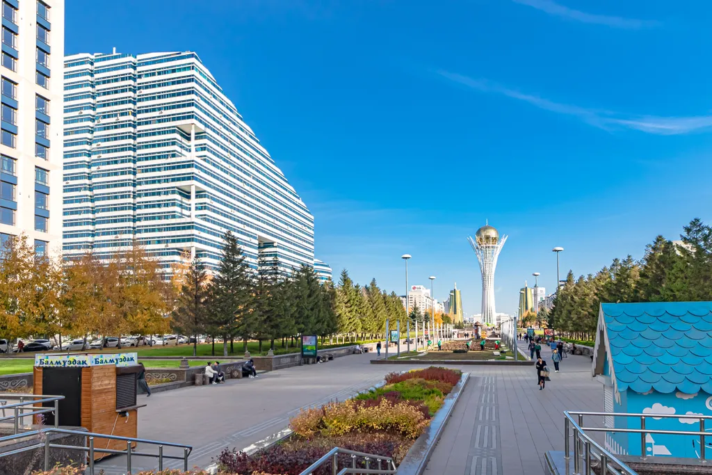 Рядом с Байтереком в золотом квадрате