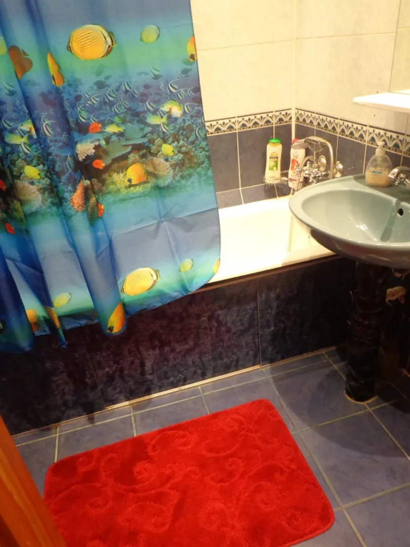 Ванная комната очень просторная, очень удобно большое зеркало с подсветкой, встроенное в ванную тумбочк