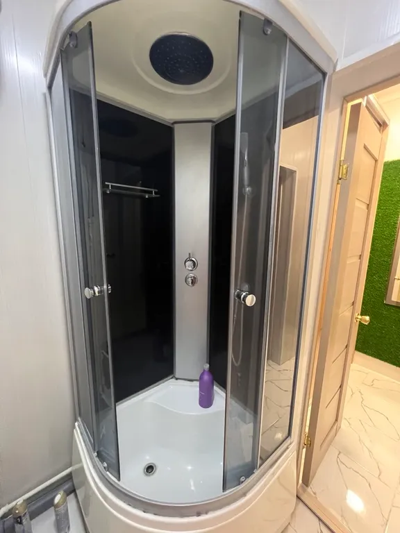 Квартира на берегу озера банное в лесной чаще из лиственниц