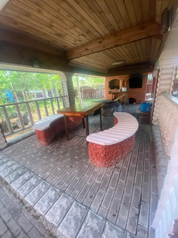 Уютный домик на берегу реки