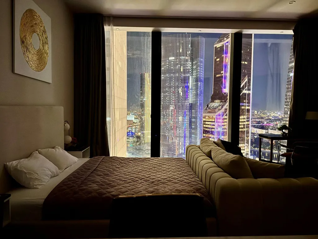 Sky City Moscow LUX Студия с большим окном с видом на башни и город
