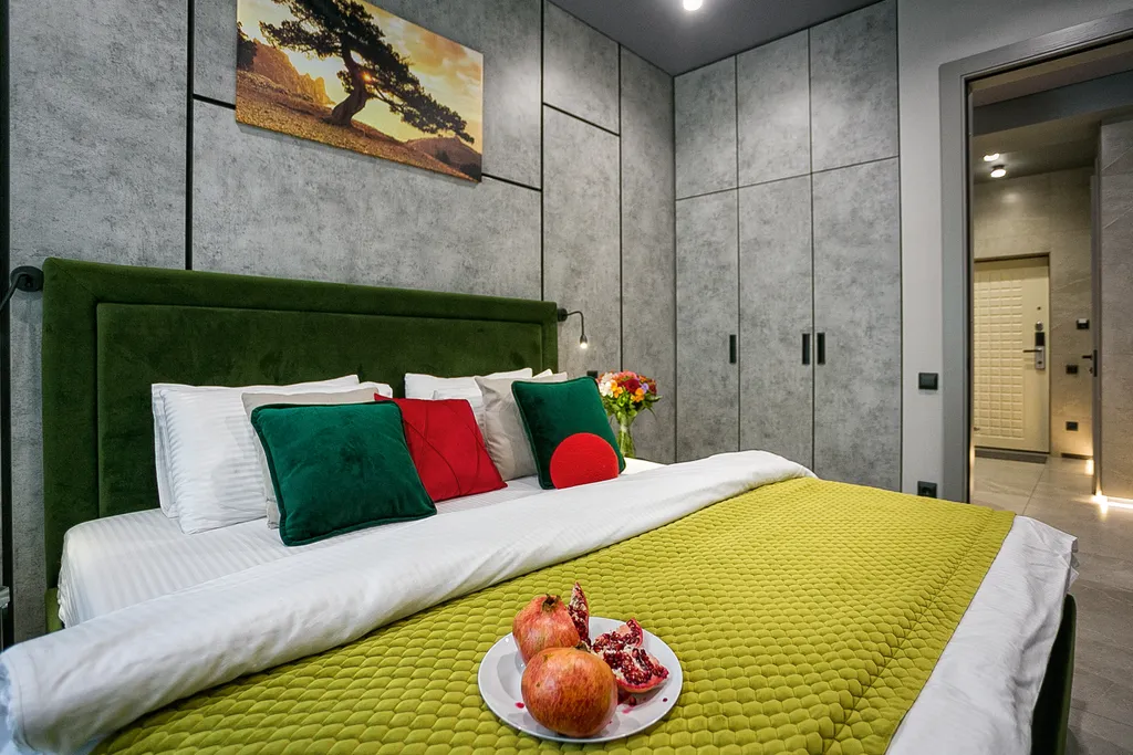 Гранатовый. На большую семью, вид на лес