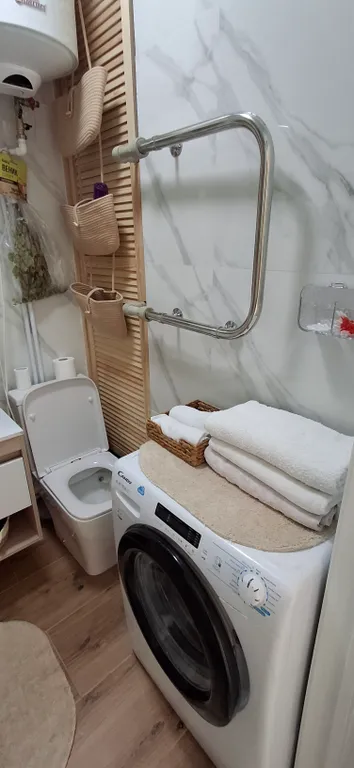 Квартира с подвесными креслами из ротанга на панорамной лоджии