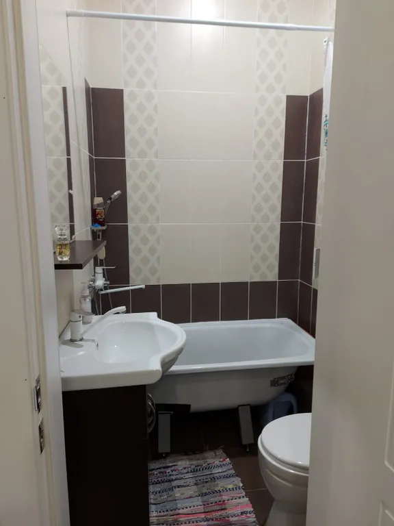 Квартира на банном, Родина