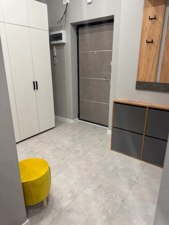 Уютная новая квартира с дизайнерским ремонтом с изолированной спальней