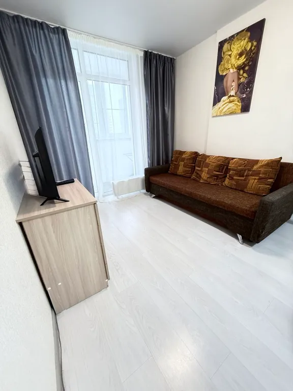 Еврдвушка в развитом районе