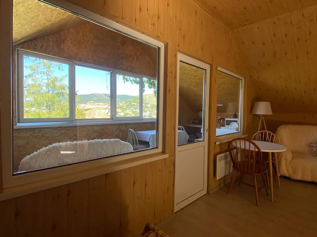 Уютный номер с видом на горы