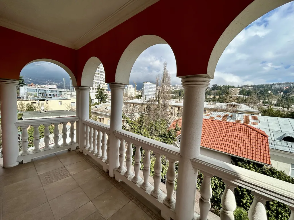 Вилла с бассейном и сауной в центре Ялты