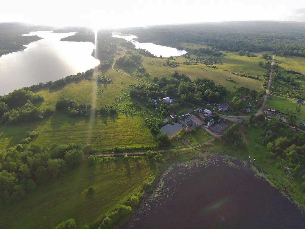 Домик на берегу озера