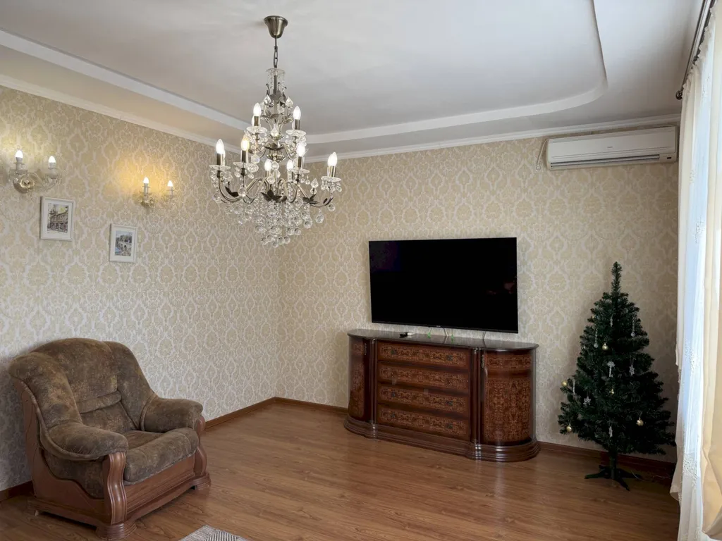 Дом с террасами и видом на море, рядом с центром