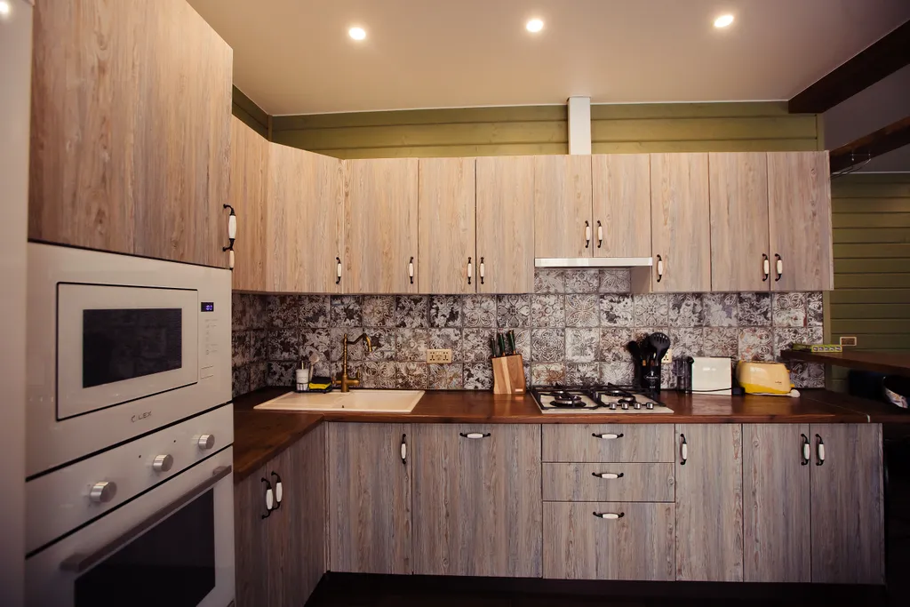 Коттедж в стиле итальянского деревенского дома с видом на озеро